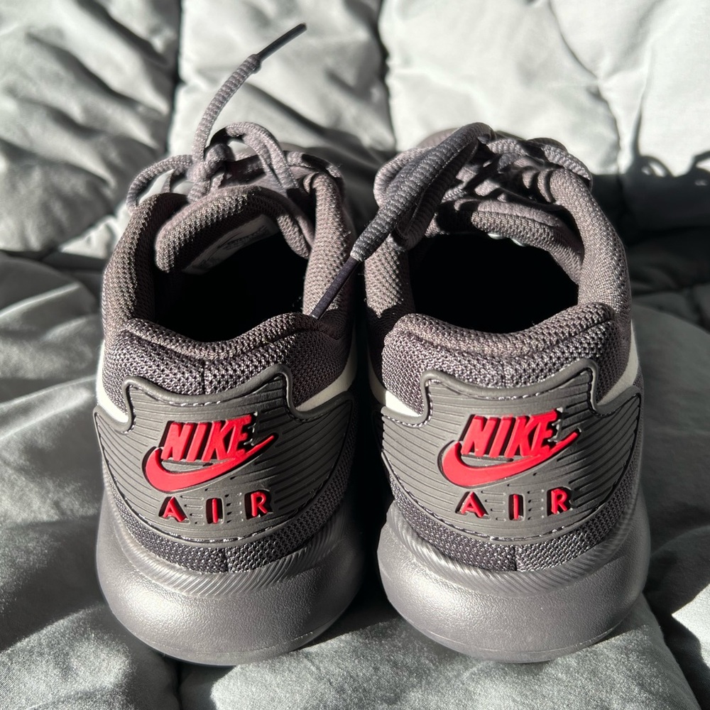 Nike Air Women’s Running Shoes Grey, White, Red Size 8.5 7Y